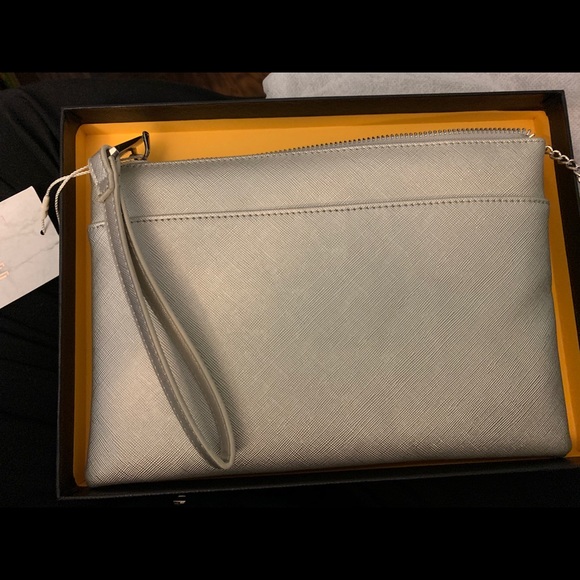 Silver Leather wristlet with built in phone charger perfect little bag - Picture 3 of 4